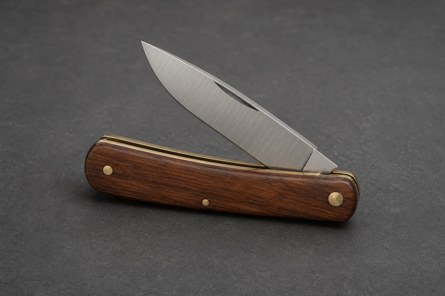 Guide couteau pliant nordique : lame repliée sur fond gris soyeux, bannière d’article